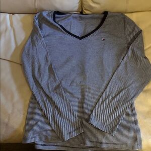 Women’s Tommy Hilfiger long sleeve shirt and good condition